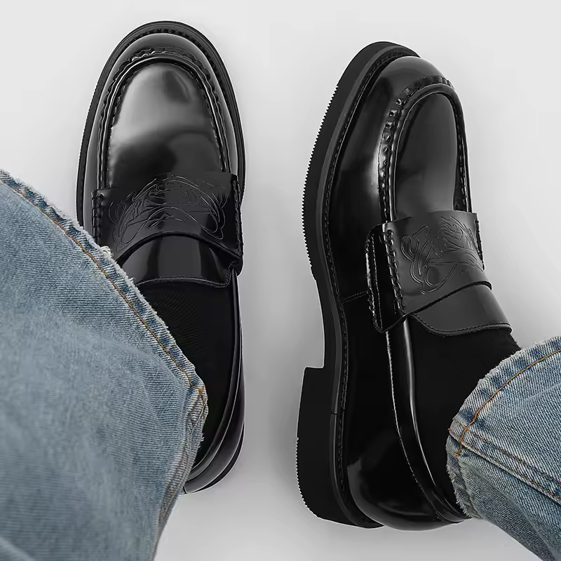 Héctor | Mocasín de Cuero Clásico Hombre Detalle Grabado