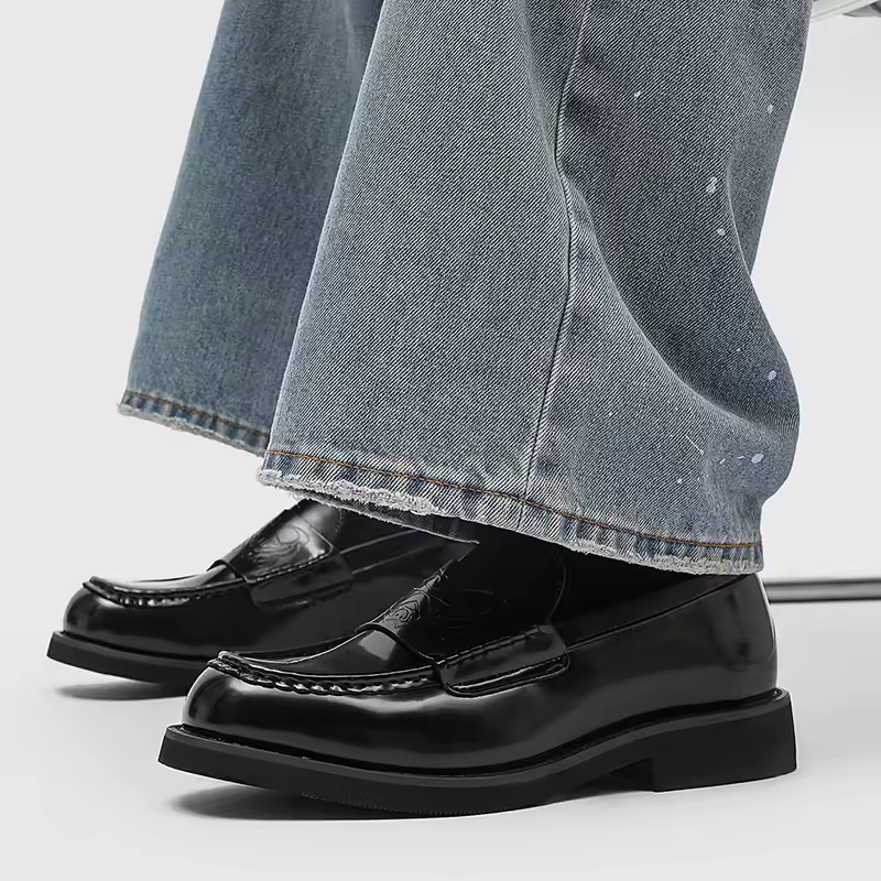 Héctor | Mocasín de Cuero Clásico Hombre Detalle Grabado
