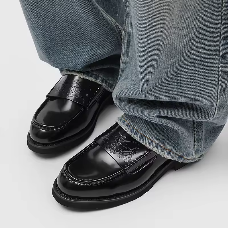 Héctor | Mocasín de Cuero Clásico Hombre Detalle Grabado